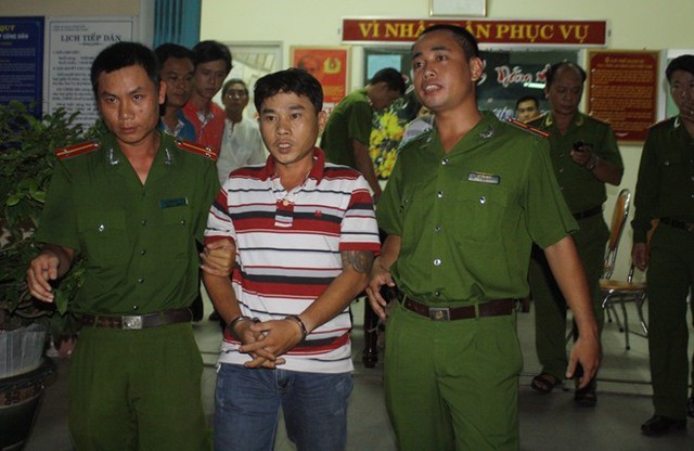 
Ngày 25/8/2015,Công an Đà Nẵng bắt khẩn cấp Phúc để điều tra. Ảnh: Nguyên Vũ.
