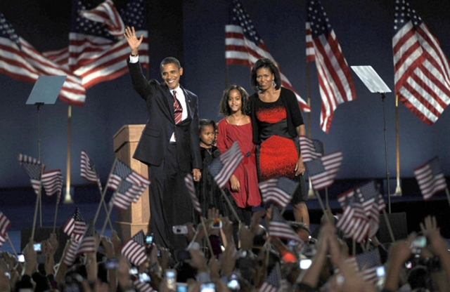 
Malia, 10 tuổi, và Sasha, 7 tuổi, cùng bố và mẹ, bà Michelle, trong buổi mít tinh và phát biểu mừng ông Obama trở thành tổng thống, tại quê nhà Grant Park, Chicago, ngày 4/11/2008. Ảnh: Shutterstock
