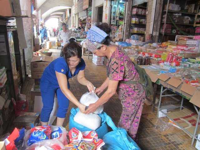 
Người dân Quảng Trị mua muối dự trữ vì sợ thời gian tới không có muối sạch để ăn.
