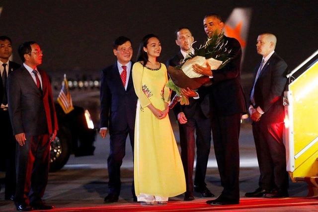 Hình ảnh Trần Mỹ Linh trong tà áo dài tặng hoa chào mừng ông Obama tới Việt Nam (Ảnh: Reuters).