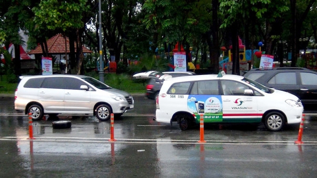 Chiếc taxi bị rớt bánh xe sau khi đổ dốc cầu vượt Lăng Cha Cả - Ảnh: Ngọc Khải