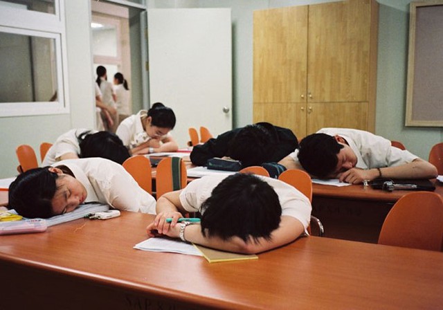 
Học sinh Hàn Quốc phải chịu áp lưc học hành nặng nề. Ảnh: Thúy Quỳnh.
