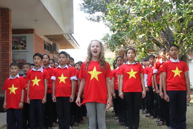 Bé Capri cùng các trẻ em ở làng trẻ SOS Đà Nẵng hát quốc ca Việt Nam. Ảnh: Tuổi Trẻ.