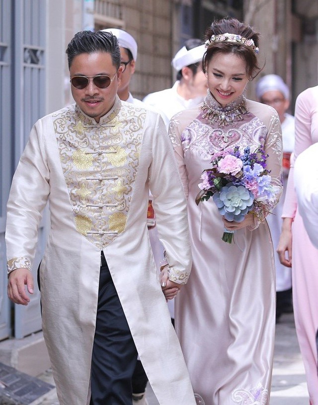 
Đạo diễn Victor Vũ và Đinh Ngọc Diệp trong lễ đính hôn. Ảnh Nguyễn Thành
