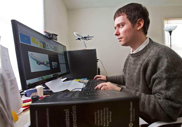 Gabor Lukacs làm việc tại nhà riêng ở Halifax. Ảnh: National Post.