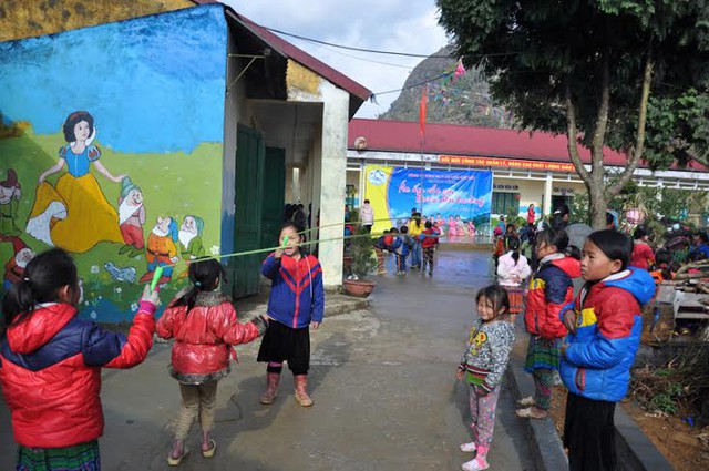 Sau mấy ngày nghỉ tránh rét, học sinh tại các trường ở các xã của huyện Sa Pa đã bắt đầu đi học trở lại.