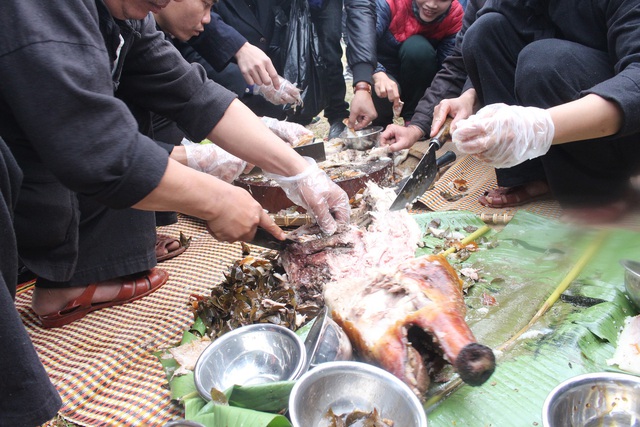 
Thịt lợn rừng nướng là một món ăn đặc sản của vùng đất Đồng Mô- Sơn Tây.
