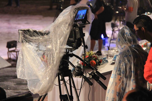 Lễ khai mạc được truyền hình trực tiếp trên sóng Đài truyền hình Việt Nam. Do trời mưa, các máy quay phim phải phủ...áo mưa