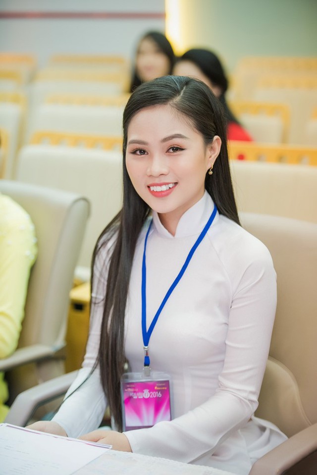 
 Thí sinh đến từ TP HCM - Hoàng Thị Phương Thảo - từng đoạt danh hiệu Nữ sinh viên Việt Nam duyên dáng 2014. Cô sinh năm 1994.
