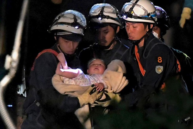 
Hình ảnh 1 em bé 8 tháng tuổi được đưa ra khỏi đống đổ nát khiến bao người xúc động trước nỗ lực của lực lượng cứu hộ Nhật Bản.
