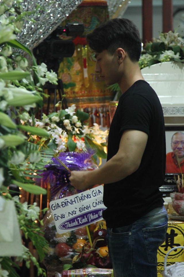 
Issac xúc động thắp hương cho bố ca sĩ Hồng Ngọc. Ông Xuân Dinh qua đời vào sáng ngày 9/5 sau thời gian dài chống trọi với bệnh phổi.
