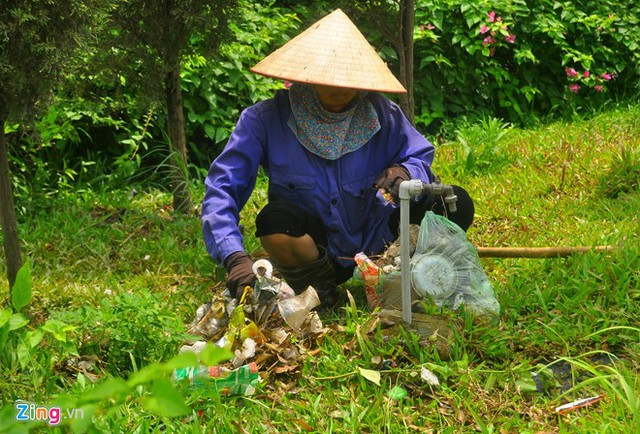 
Chị Lan, nhân viên vệ sinh cho biết, nước dâng cao khiến toàn bộ rác thải bị đánh dạt lên khuôn viên vườn hoa. Ban quản lý tòa nhà phải huy động toàn bộ nhân viên đi thu dọn nhưng không xuể.
