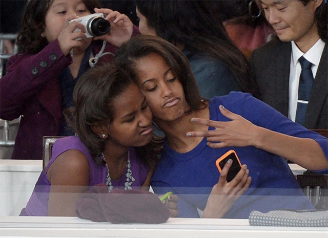 
Hai cô bé tinh nghịch selfie tại lễ nhậm chức lần thứ hai của ông Obama tháng 1/2013 ở Washington. Ảnh: AFP
