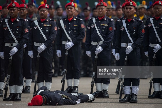 
Một thành viên của Cơ quan dự trữ liên bang Malaysia ngất xỉu vì nắng nóng trong lễ diễu hành tại Kuala Lumpur vào ngày 25/3.
