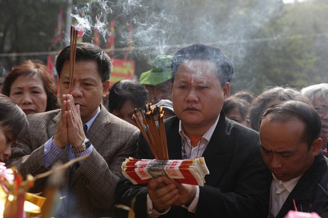 Sau màn khai hội, người dân chen nhau thắp hương dưới chân tượng vua Quang Trung - Nguyễn Huệ...