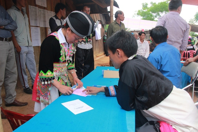 
Các tổ viên tổ bầu cử hướng dẫn bỏ phiếu đúng luật. Ảnh: Hồ Hà
