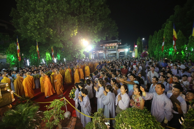
Kết thúc lễ rước, hàng nghìn người đã có mặt tại tổ đình Từ Đàm. Các nghi lễ nối tiếp nhau kéo dài một tuần trong mùa Phật đản năm nay tại Huế.
