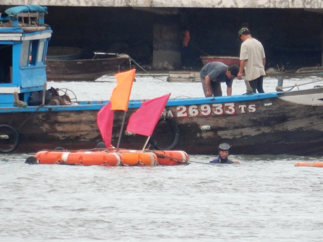 Các thợ lặn là ngư dân ở quận Sơn Trà cũng được huy động tham gia cứu nạn, cứu hộ, lặn tìm du khách bị chìm.