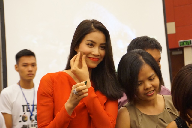 
Hoa hậu hoàn vũ Phạm Hương thích thú với vai trò là đại sứ thiện chí cho chiến dịch
