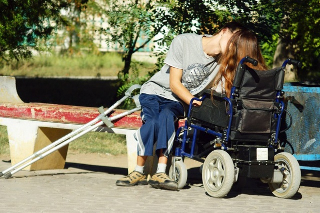 
Và đó là tình bạn, tình yêu; những cảm xúc sẽ nâng đỡ ta dậy vào lúc tưởng chừng như mọi cánh cửa hy vọng đều đóng sập trước mắt. Người ta không chạm vào trái tim nhau bằng vật chất hay vẻ bên ngoài, người ta chạm đến trái tim nhau bằng tâm hồn.
