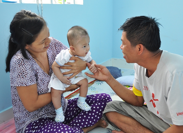 

 

Hy vọng từ Tết này trở đi, con trai tôi tai qua nạn khỏi. Nhân dịp xuân về, tôi cũng xin gửi lời cảm ơn và lời chúc đến các bác sĩ Bệnh viện Nhi Đồng 1 cùng những người đã giúp đỡ gia đình tôi trong suốt thời gian qua, người bố nói.

Theo Ngôi sao

