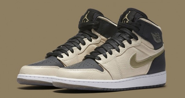
Sự kết hợp hài hoà của ba sắc màu đen, trắng ngọc trai và nhũ vàng. Logo Air Jordan xuất hiện ở cả trên lưỡi giày và tại gót sau.

