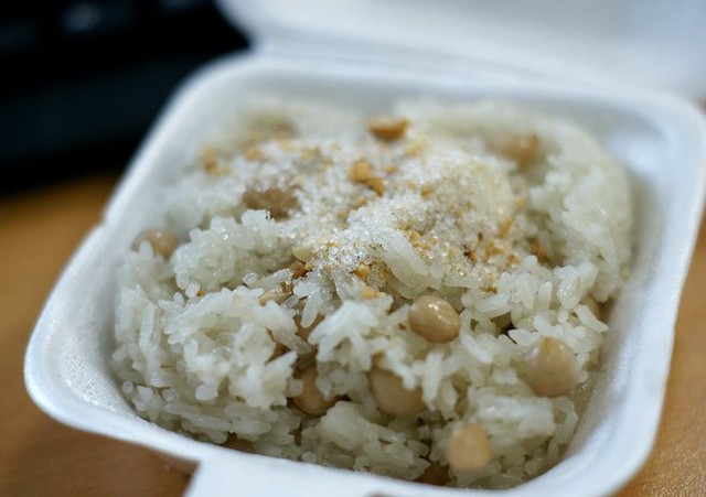 

 

Xôi đậu phộng (xôi lạc) ở miền Nam ăn kèm với muối đậu. Giá mỗi gói như thế này cũng chỉ 5.000 đồng.

Theo Ngoisao.net

