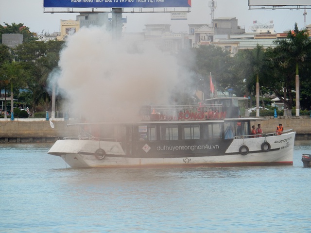 
Sau tình huống tàu du lịch chìm, tình huống thứ hai là một tàu du lịch khác bị cháy trên sông Hàn...Đó là vào lúc 18h30 ngày 17/6, tàu du lịch ĐNa 0099 chở 30 hành khách trên sông Hàn, đoạn qua Cảng Sông Hàn thì bị chập điện, bốc cháy sau ca-bin tàu...
