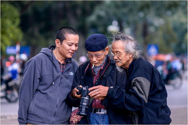 
Ông Vinh (giữa) săn ảnh ở Hồ Gươm trong một chiều đông rét mướt. Ảnh do nhân vật cung cấp
