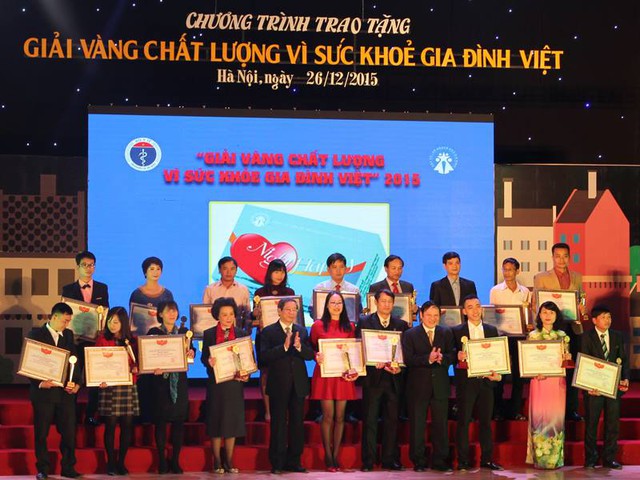 Đại diện Maries Stopes Việt Nam và Bách Khang (thứ 3 và 4 từ trái sang, hàng trên) nhận giải thưởng từ Chương trình “Giải vàng chất lượng vì sức khỏe gia đình Việt năm 2015”.