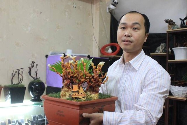 
Anh Nguyễn Doãn Tùng giới thiệu với khách hàng về cây nấm linh chi bonsai.
