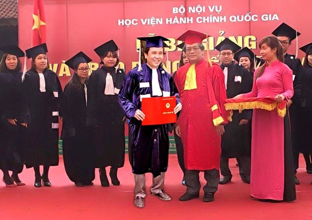 
Khổ luyện, anh Hạnh nhận 2 tấm bằng đại học (ảnh nhân vật cung cấp)
