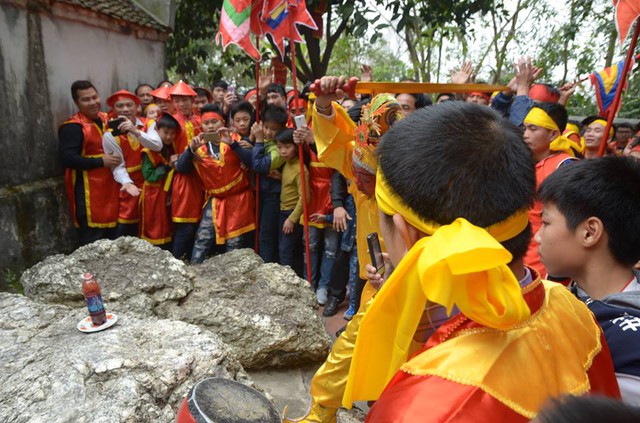 
Chúa sẽ tự tay chém gà trắng rồi chém tiếp 3 nhát gươm gỗ vào một hòn đá và đổ bát tiết gà lên đá, tượng trưng cho việc đã trừ xong yêu quái ma gà. Tương truyền ma gà trắng núp dưới chân núi Thất Diệu Sơn bị thần Huyền Thiên Trấn Vũ ra tay tiêu diệt nên vua Thục mới xây xong thành Cổ Loa.

 
