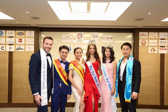 
Trước khi đến với cuộc thi Miss and Mister Deaf International vừa được tổ chức tại Nevada, Mỹ, Lan Anh đã cùng Thúy Đoan sang Thái Lan trải nghiệm và học hỏi kinh nghiệm từ tổ chức Miss and Mister Deaf Thái Lan.
