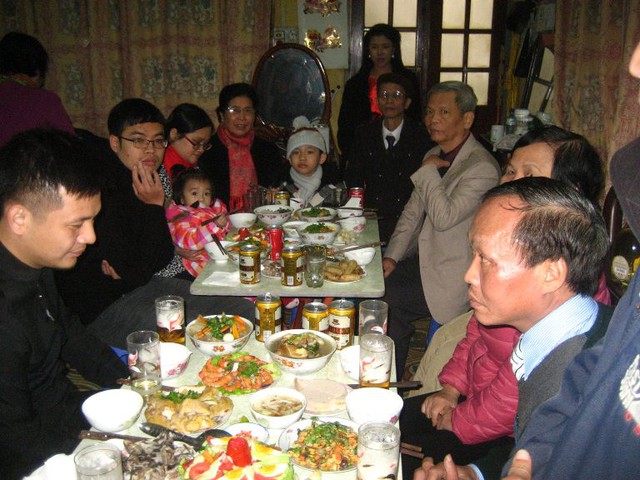 
Các thành viên gia đình cụ Lê Thị Qùy bên mâm cơm (Ảnh gia đình cung cấp).
