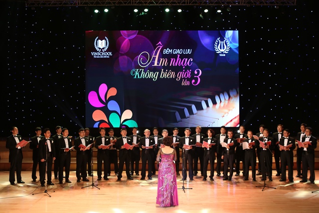 Dàn hợp xướng Hanoi Korean Male Choir (Hàn Quốc) đã trình diễn nhiều tác phẩm nổi tiếng trong đêm nhạc. Vượt qua mọi khoảng cách, không gian, tuổi tác, ngôn ngữ, Âm nhạc thực sự gắn kết mọi người trong đêm nhạc đầy cảm xúc Âm nhạc không biên giới.