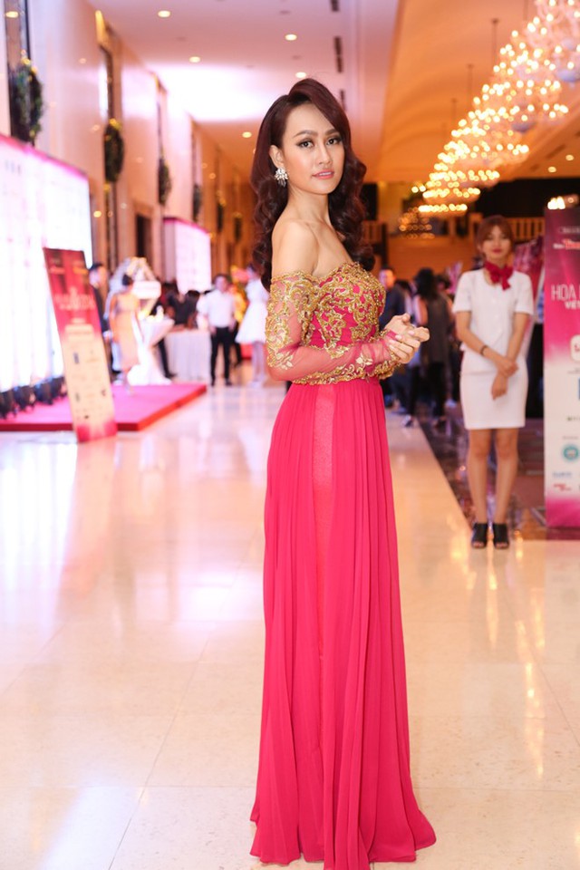 
Người đẹp Kim Duyên gợi cảm với thiết kế dạ hội sắc hồng ngọt ngào, thân áo trễ vai quyến rũ.

