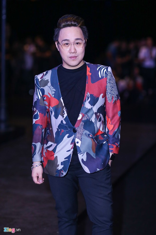
Trung Quân Idol lịch lãm trong bộ vest họa tiết sắc màu.
