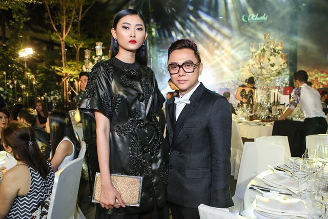 
Nhà thiết kế Công Trí diện vest bảnh bao bên cạnh người mẫu Kha Mỹ Vân.
