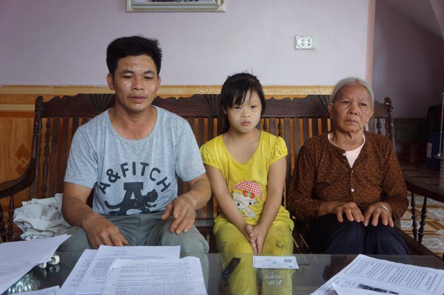 Gia đình ông Hoàng Văn Lộc bày tỏ bức xúc khi không được nhận thẻ BHYT. Ảnh: X.Thắng