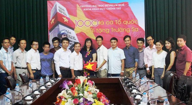 Nhóm PV tại Thừa Thiên - Huế trao cờ Tổ quốc cho BTC Chương trình 1.000 lá cờ Tổ quốc cho Trường Sa. Ảnh: Lê Chung