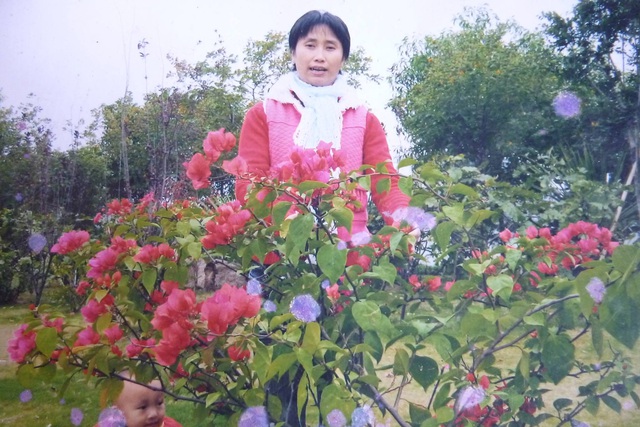 Tấm ảnh chân dung của chị Hoàng Thị Tuyết gửi về nhà. Ảnh: TL