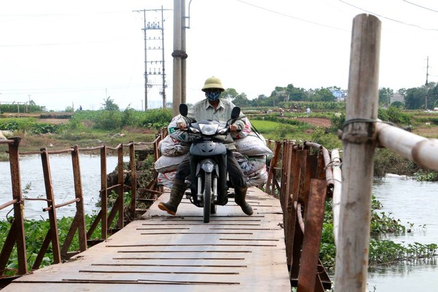 Cầu dân sinh Đồng Hoàng xuống cấp nghiêm trọng, có thể sập bất cứ lúc nào. Ảnh: X.Thắng