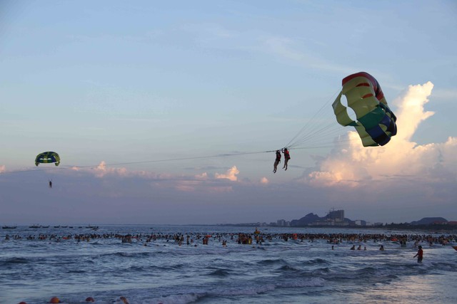 Khu vực thể thao thu hút với dịch vụ dù bay bằng ca nô ngắm biển Đà Nẵng từ trên cao...Ảnh: Đức Hoàng