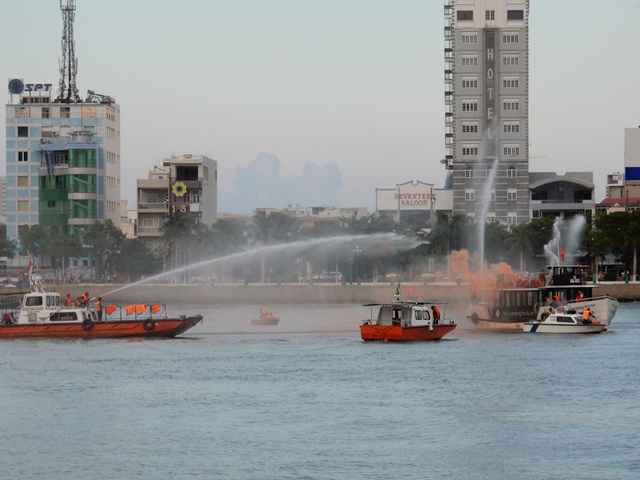 
Lực lượng cứu hộ vừa phun nước, vừa hương dẫn du khách nhảy xuống sông để được cứu, đưa vào bờ.
