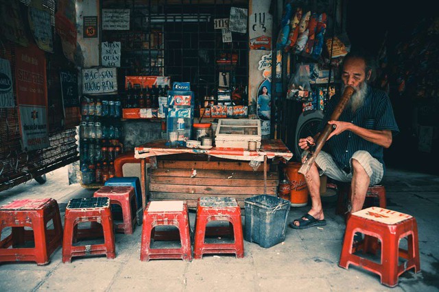 
Cụ Huấn (82 tuổi, ở khu Quỳnh Mai, quận Hai Bà Trưng) tâm sự: Tôi đã bán hàng gần chục năm nay. Thuốc lào, trà đá là sở thích từ thuở thanh niên ở làng quê. Bây giờ ở phố, tôi bán hàng vừa kiếm được chút tiền, vừa đỡ nhớ quê.
