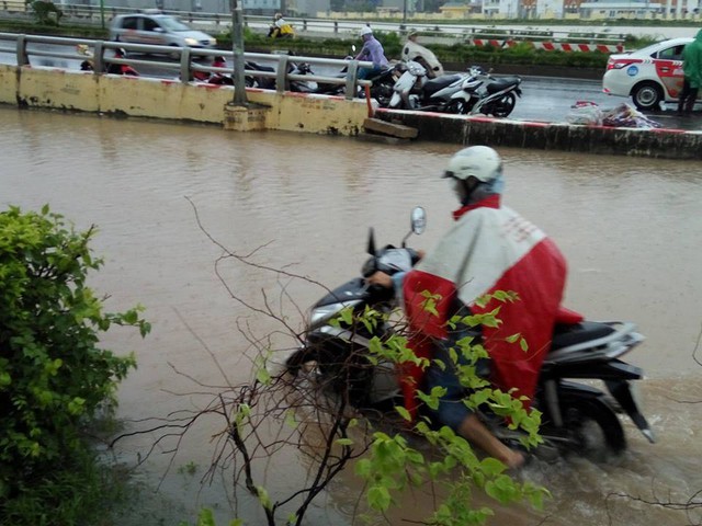 
Nhiều người vẫn liều mình điều khiển xe máy qua biển nước bởi họ không có sự lựa chọn nào khác.
