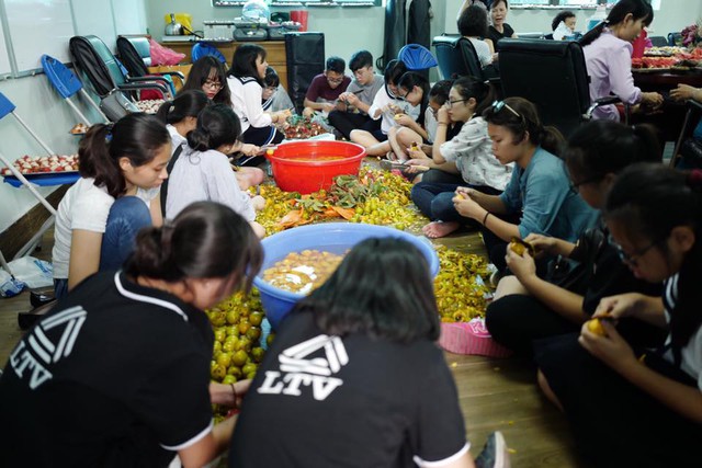 
Cô Văn Thùy Dương - Hiệu trưởng nhà trường cho biết, để tổ chức đêm hội này các thầy cô và các bạn học sinh phải chuẩn bị trong vòng một tuần. Đêm trung thu được tổ chức rất chu đáo và nhiều màu sắc. Từng chi tiết nhỏ như từ mâm cỗ trung thu cho đến các loại đèn trang trí,… đều là những vật phẩm, sản phẩm truyền thống, do chính các cô giáo và các em học sinh tự tay chuẩn bị, trang trí, cô Dương cho biết thêm.
