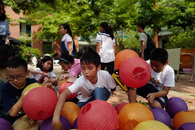 
Tối qua, 14/5, tại trường THPT Lương Thế Vinh (Hà Nội), Ban giám hiệu nhà trường đã tổ chức đêm hội trung thu cho các em học sinh các khóa mang tên Trăng sáng trường Lương. Được biết đây là chương được nhà trường tổ chức thường niên vào mỗi dịp Trung thu.
