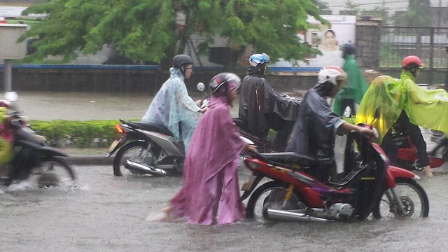 
Nhiều người phải dắt bộ vì phương tiện chết máy giữa đường....

 
